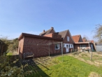 Rückansicht - Berne-Ranzenbüttel: Einfamilienhaus mit Modernisierungsbedarf und großem Grundstück!