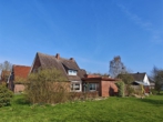 Seitliche Ansicht - Berne-Ranzenbüttel: Einfamilienhaus mit Modernisierungsbedarf und großem Grundstück!