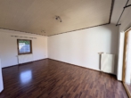 Wohnzimmer - Wüsting: 2-Zimmer-Erdgeschosswohnung mit Terrasse und Carport