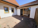 Blick auf die Terrasse - Wüsting: 2-Zimmer-Erdgeschosswohnung mit Terrasse und Carport
