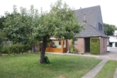 Rückansicht - Hude: Zentral gelegene Doppelhaushälfte mit Obstgarten!