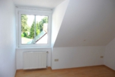 Schlafzimmer (Beispielfoto) - Hude-Süd: Renovierte 3-Zimmer-Maisonettewohnung mit Balkon und Carport