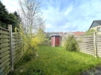 Blick in den Garten - Hude-Nord: Zentrales Reihenmittelhaus mit kleinem Garten und Garage!