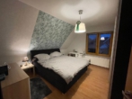 Schlafzimmer - Wüsting: Geräumige 2-Zimmer-Wohnung in Bahnhofsnähe!