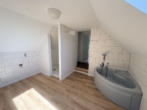 Bad mit Wanne und Dusche - Wüsting: 3-Zimmer-Obergeschosswohnung in ländlicher Lage mit Terrasse und Garage!
