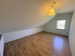Büro/Gast - Wüsting: 3-Zimmer-Obergeschosswohnung in ländlicher Lage mit Terrasse und Garage!