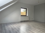 Wohnzimmer - Hude-Wüsting: Geräumige Dachgeschosswohnung in ruhiger Wohngegend!