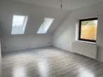 Wohnzimmer - Hude-Wüsting: Geräumige Dachgeschosswohnung in ruhiger Wohngegend!