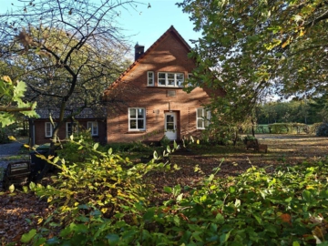 Hude-Hurrel: Ländlich umgeben von alten Bäumen!, 27798 Hude (Oldenburg), Einfamilienhaus