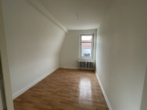 Zimmer links - Charmante Altbauwohnung in zentraler Lage von Hude!